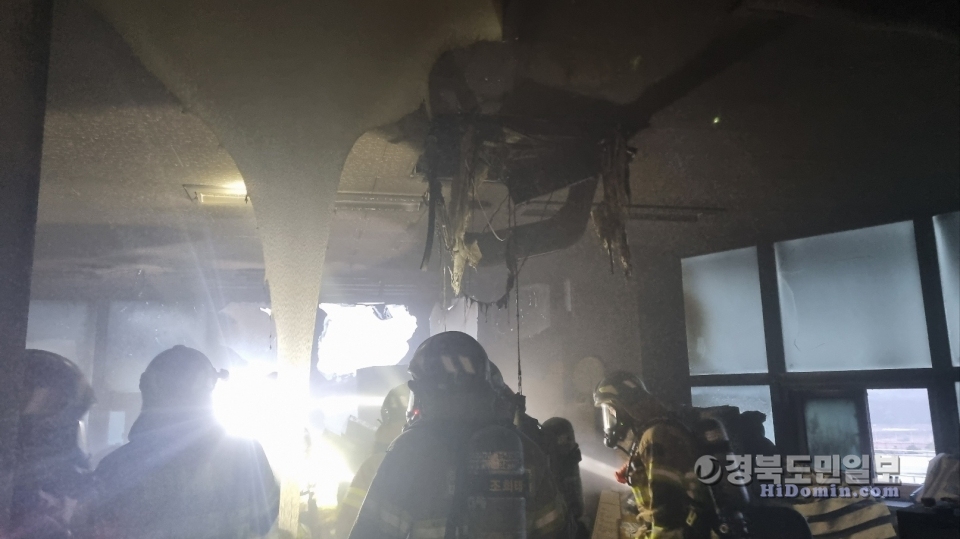 19일 오전 5시 12분께 국립안동대학교 지역산학협력관 건물 4층에서 화재가 발생했다. 사진=안동소방서 제공